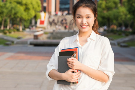 哲學高級研修班需要辭去工作嗎