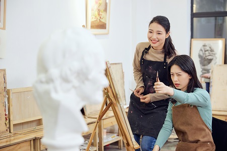 1642673775885268.jpg 攝圖網_501808816_老師指導學生畫素描(企業商用).jpg