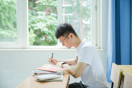 2025年大連大學(xué)在職研究生招生簡(jiǎn)章