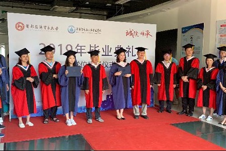 學院領導為學生授予學位 學院領導為學生授予學位