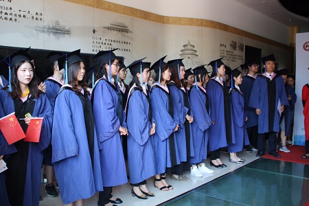 同學們等待接受學位授予 同學們等待接受學位授予