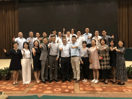 肇越老師與部分學員親切合影圖片