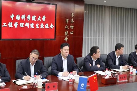 陳先瑞董事長耐心回答同學們提問