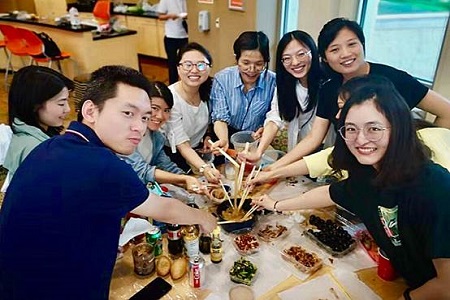 同學們其樂融融完成晚餐大作