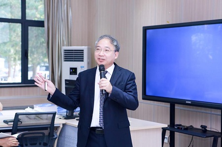 時任商學院院長兼MBA教育中心主任王瑞華 時任商學院院長兼MBA教育中心主任王瑞華