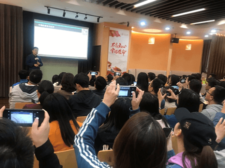 聽邵宇老師講座的學員 聽邵宇老師講座的學員