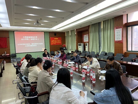 參加座談的教師和學(xué)生代表 參加座談的教師和學(xué)生代表