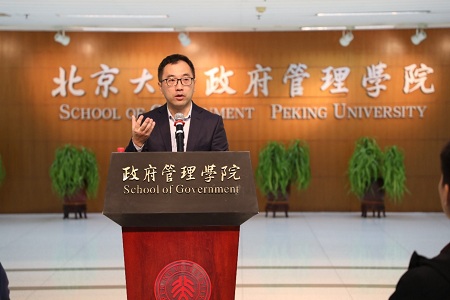 黃璜介紹學院MPA教育