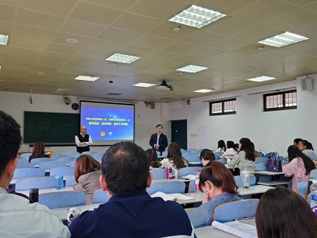 老師展開對話式教學