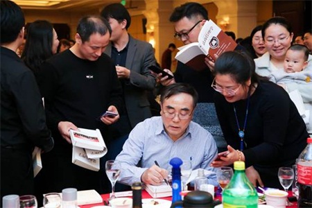 劉紀鵬院長贈送校友《法商管理學》