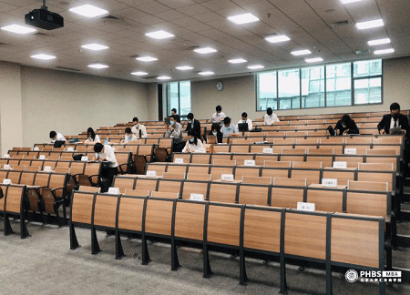 答辯等候室隔位隔行就坐