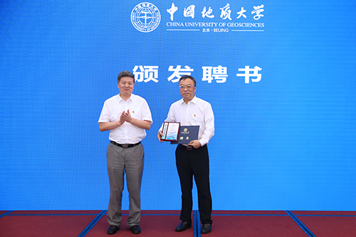 孫友宏為馬俊杰頒發(fā)聘書(shū)