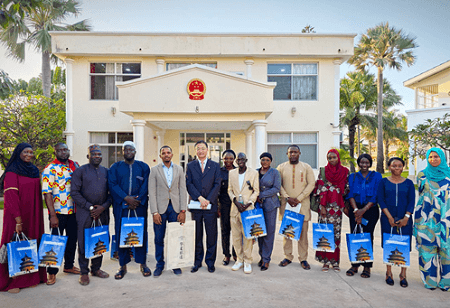 駐岡比亞大使劉晉同岡比亞大學(xué)國(guó)際關(guān)系與外交學(xué)碩士班師生座談交流