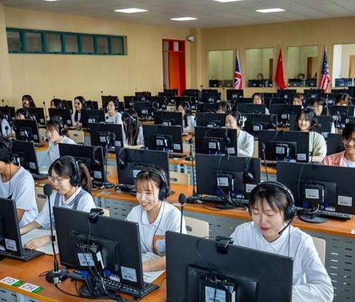 學(xué)生在同聲傳譯實(shí)驗(yàn)室上課