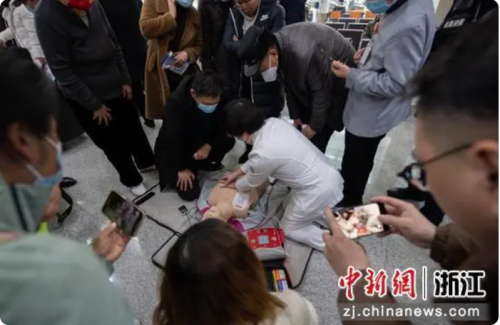 圖為參與者在現(xiàn)場(chǎng)學(xué)習(xí)急救技能 圖為參與者在現(xiàn)場(chǎng)學(xué)習(xí)急救技能